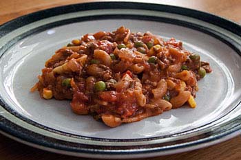 Kuvassa Napolinpataa, eli spaghetti on korvattu makaronilla.