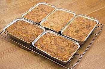 Kuvassa kaksi lanttu- ja kolme porkkanalaatikkoa.