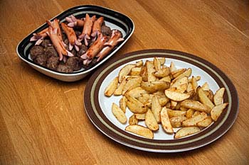 Kuvassa 1 kg lohkoperunoita, omia lihapullia ja kaupan nakkeja