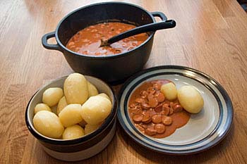 Kuvassa nakkikastike