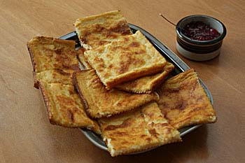 Pannukakkua ja mansikkahilloa.