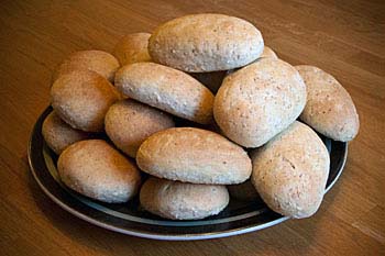 Täysjyvä-ruis-vehnäsämpylöitä. Osa Ypäjän myllyn täysjyvävehnäjauhoista korvattu ruisjauhoilla. Klikkaa kuva suuremmaksi.